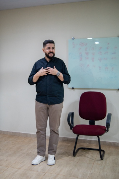 Professor ministrando aula do ISF